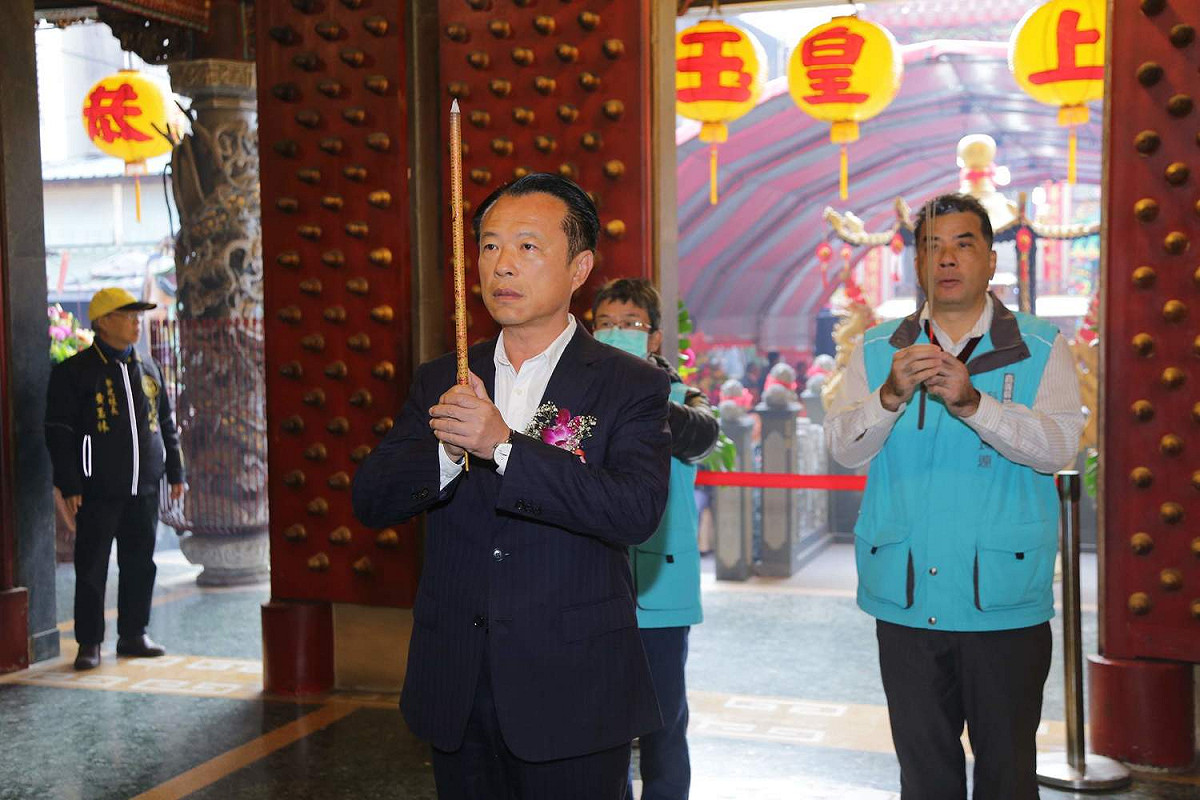 嘉義縣長翁章梁焚香祈求武漢肺炎疫情早日平息。 圖：嘉義縣政府/提供