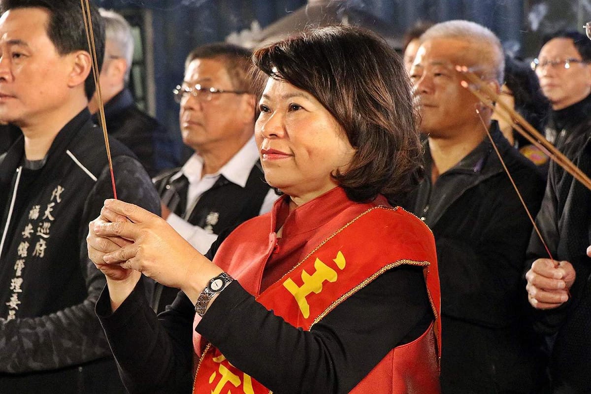 嘉義市長黃敏惠焚香祈求武漢肺炎疫情早日平息。 圖：嘉義市政府/提供