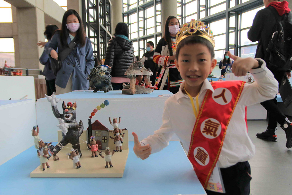 新北市鶯歌國民小學3年級的林鍵錞，以《我和七隻小羊和羊媽媽大戰大野狼》登上最佳人氣童話王寶座。  圖：鶯歌陶博館/提供