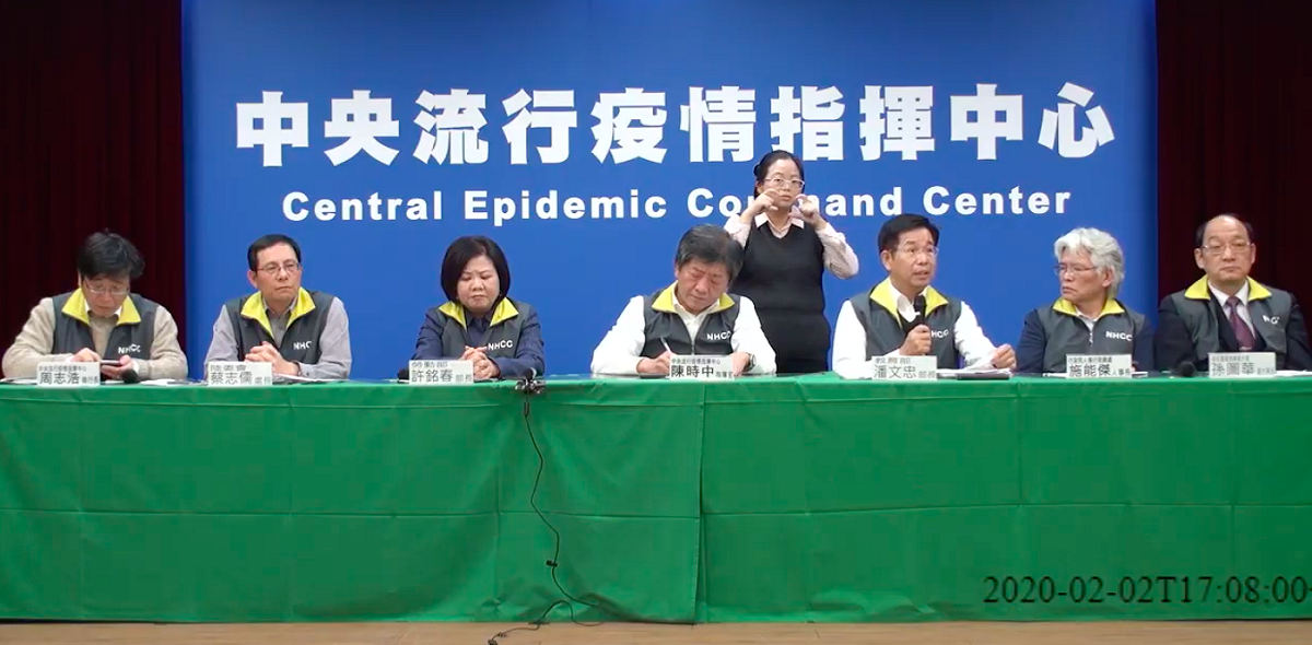 中央流行疫情指揮中心表示，目前累計通報1007名個案，含10名確診、829名排除、餘隔離檢驗中（91名初驗陰性、其餘待檢驗）。 圖：擷取自疾管署直播畫面