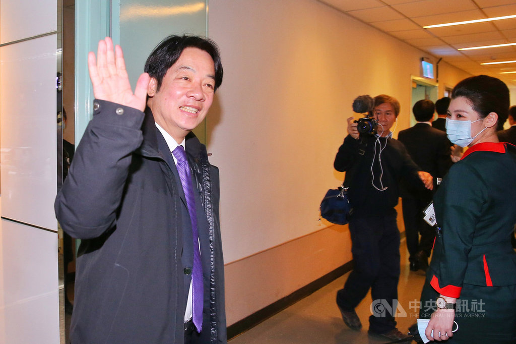 副總統當選人賴清德（左）2日晚間前往桃園國際機場，搭乘長榮航空班機前往美國紐約訪問，不過賴清德沒有受訪，也未發表任何談話。 圖：中央社/提供
