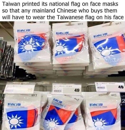 日本網友小笠原理惠po出在台灣商店看到的青天白日旗口罩，建議日本跟進。 圖：翻攝自日本Ameba