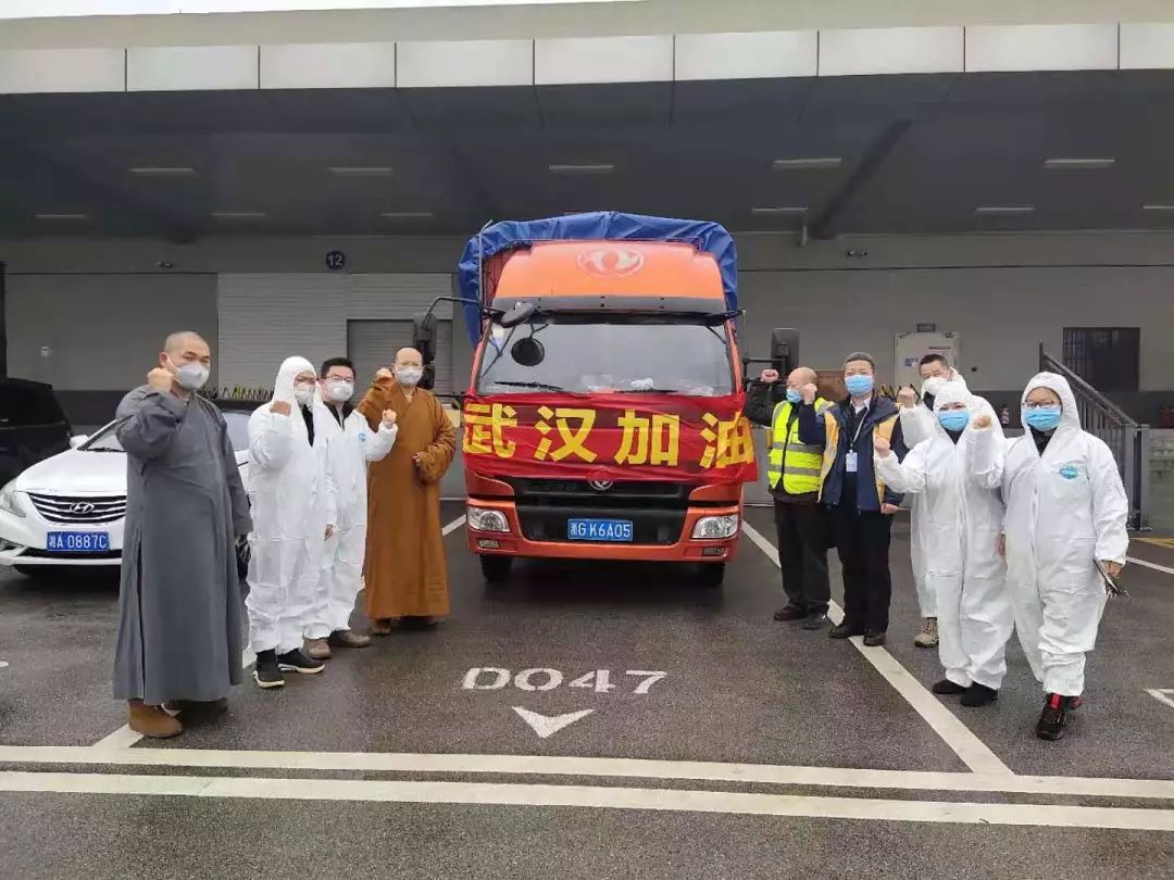 星基會義工及口罩受贈醫院的員工，在長沙機場共同為武漢加油。 圖:環球網