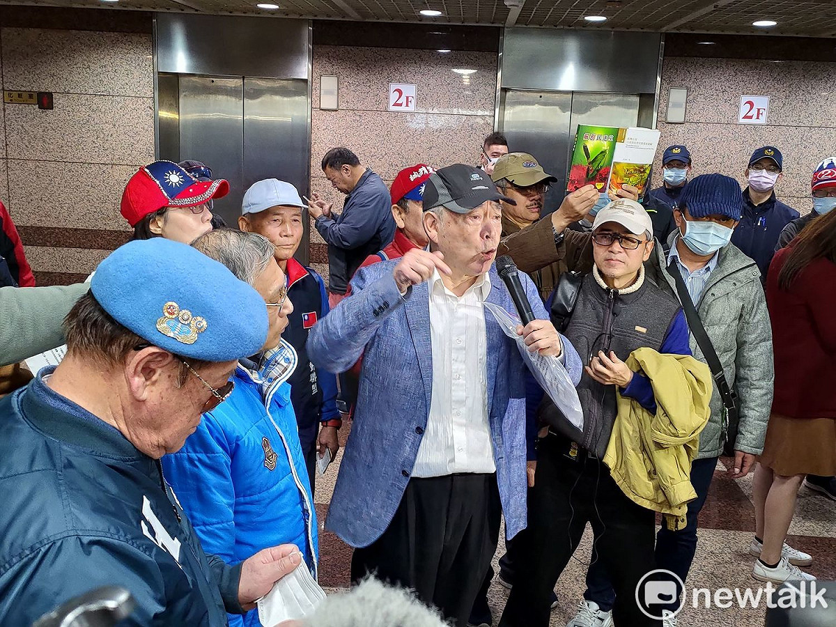 去年國民黨主席補選期間，深藍團體藍天行動聯盟，曾因對江啟臣、郝龍斌兩位候選人都不滿意，因此直闖國民黨中央黨部。 圖：黃建豪/攝（資料照）
