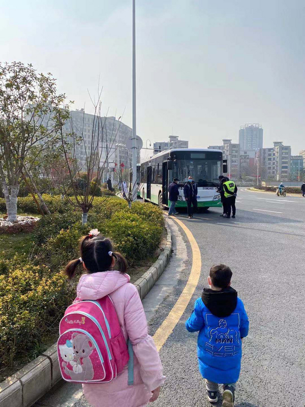 滯留武漢台人今(3)日集結前往機場。 圖 : 台北家長協會/提供