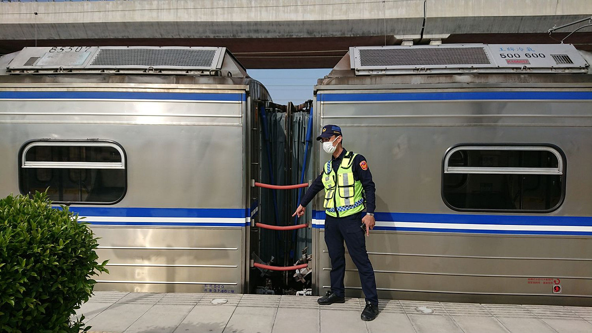 今天下午1時15分，台鐵烏日車站發生乘客攀爬車頂觸高壓電意外，傷者四肢及鼠膝部2度燙傷面積約36%。 圖：台鐵／提供
