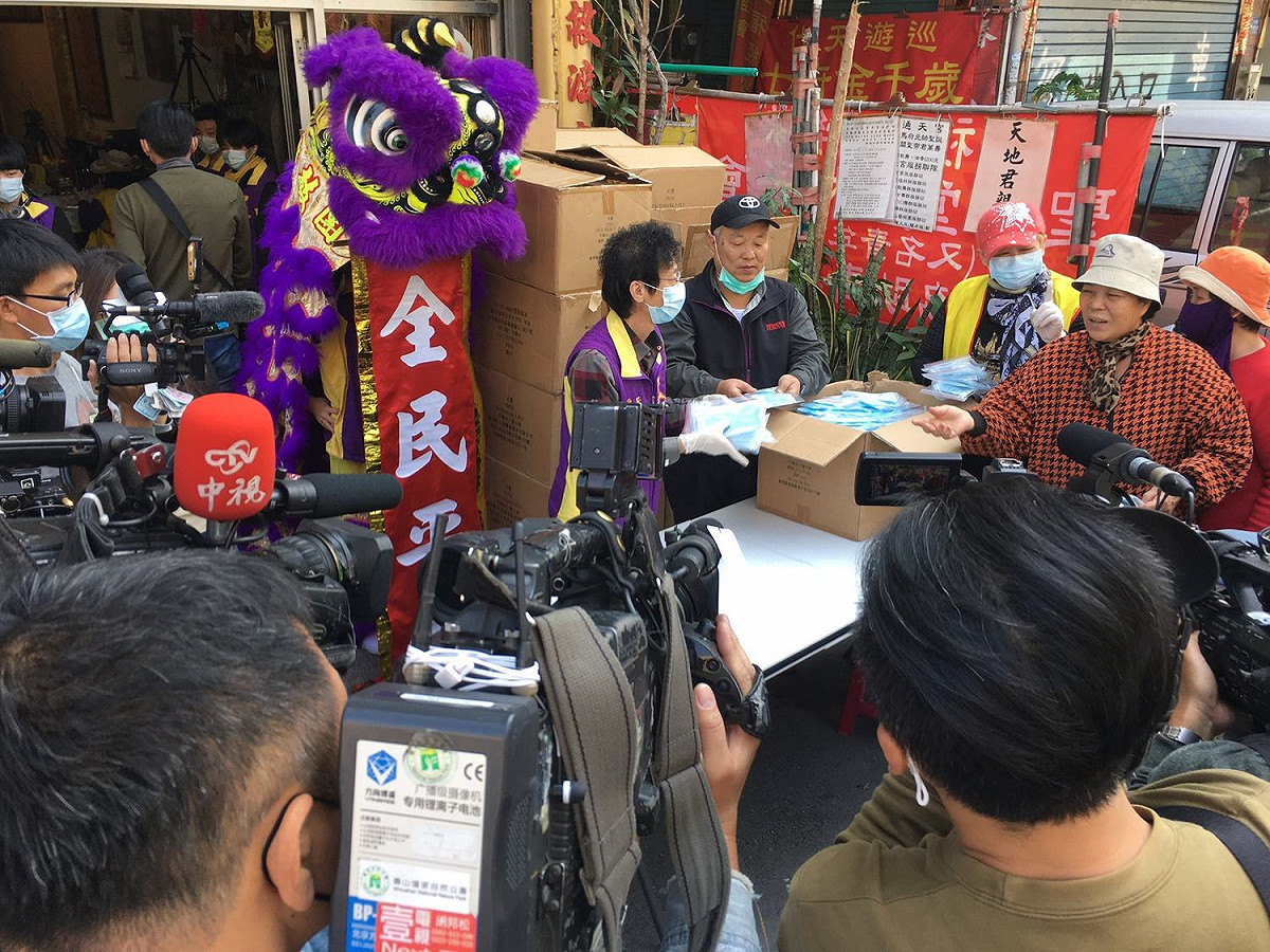 2018年參選高雄第9選區(鳳山區)落敗的無黨籍市議員候選人張為盛(圖中紫衣者)，2日下午在高雄鳳山發放競選活動結束後，剩餘的庫存4萬2000個口罩，免費提供給民眾使用。 圖：翻攝盛祥門臉書