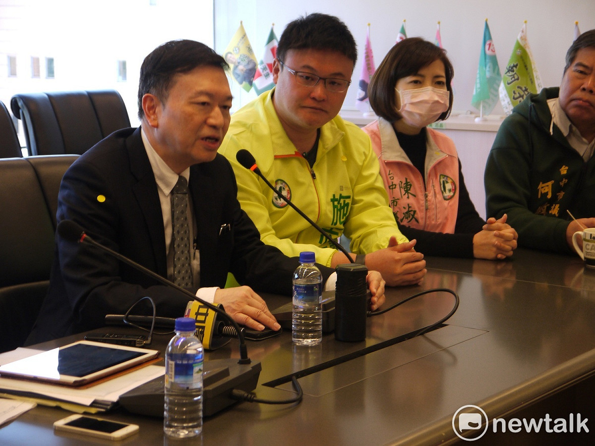 台中市醫師公會理事長陳文侯否定柯文哲戴口罩的說法。 圖：唐復年／攝