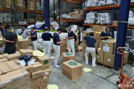慈濟工作人員整理大批物資。 圖：翻攝自慈濟微博