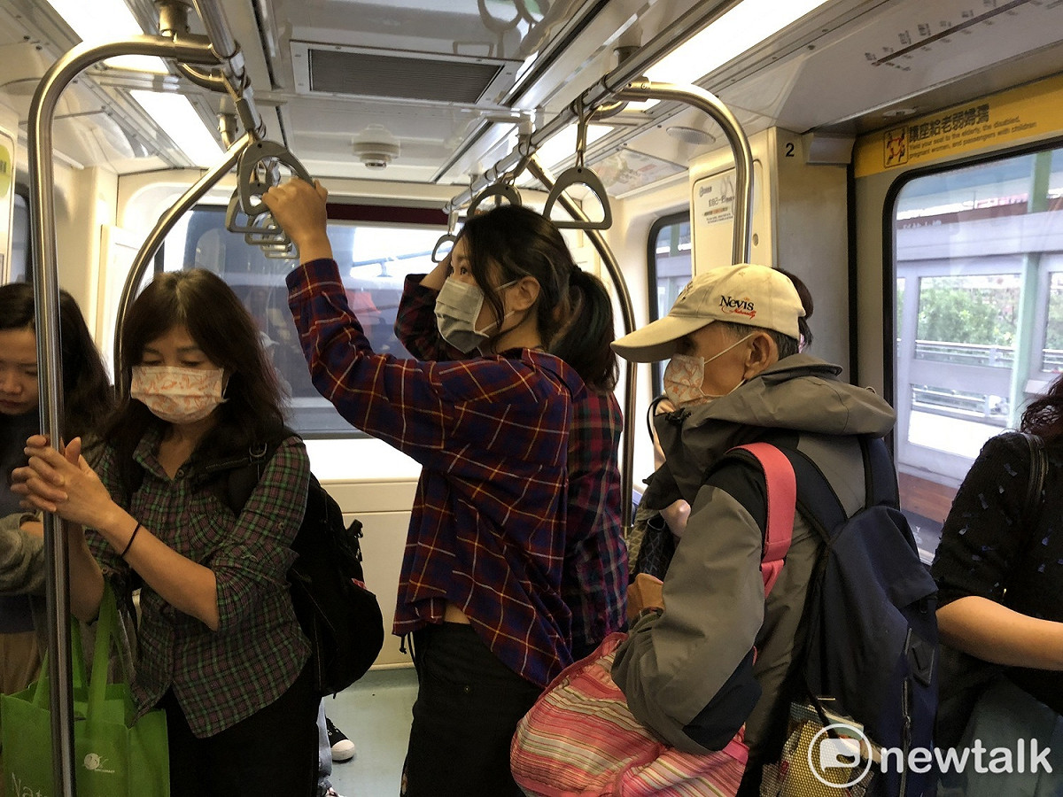 英國南安普敦大學研究顯示，曼谷、香港是武漢肺炎擴散風險最高的城市，台北排第3。圖為台北捷運乘客都戴口罩自保。 圖：葉宜哲／攝