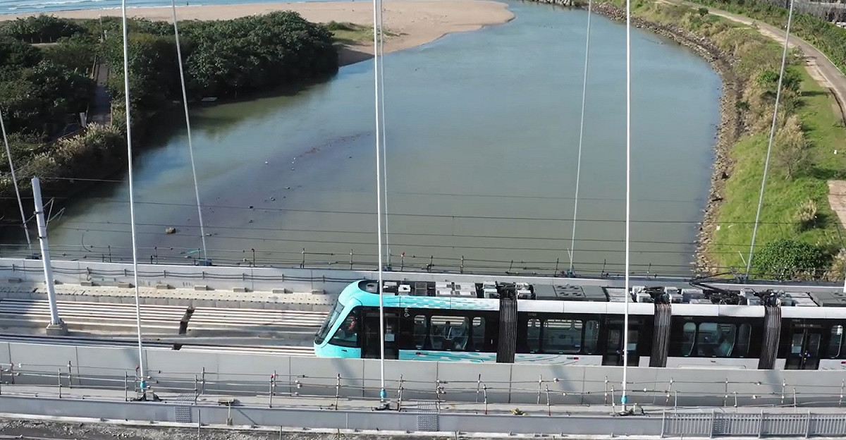 淡海輕軌列車測試行駛於藍海橋上。 圖：新北捷運局／提供