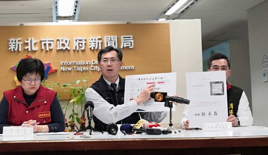 新北市法制局長黃怡騰（中）呼籲民眾不要囤積口罩或哄抬售價，否則涉及刑法。 圖：新北市政府法制局/提供