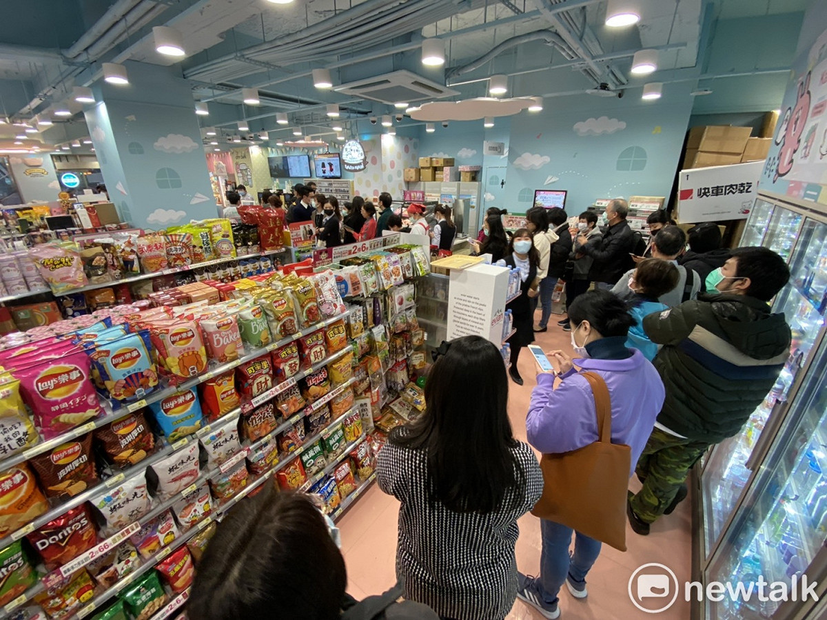 超商內排隊買口罩的大批民眾 圖：陳芳伶／攝