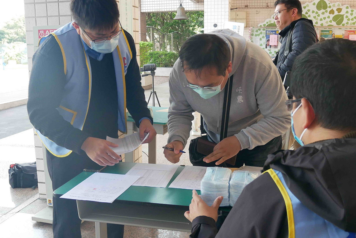 新北市教育局今天在板橋高中配發1566盒、7.83萬片兒童口罩，給新北私立幼兒園804園及22間非營利幼兒園。 圖：王峻昌/攝