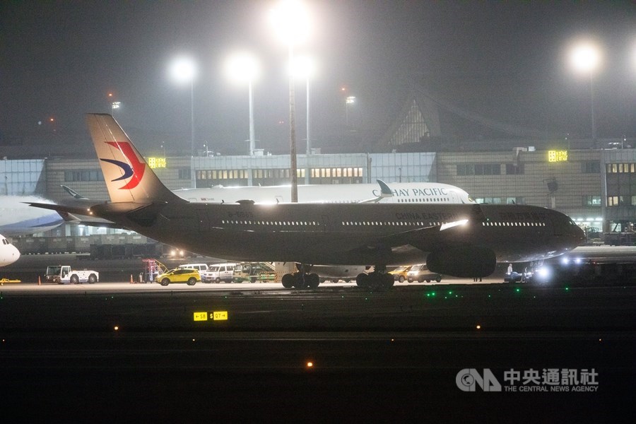 武漢台商包機抵台在陸委會透過各種管道協調之下，接回武漢台商的包機晚間11時40分抵達桃園國際機場。 圖：中央社