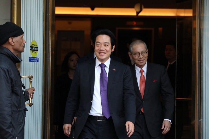 副總統當選人賴清德（左）3日抵達美國華府，以個人身份進行訪問。圖為賴清德步出下塌飯店。 圖：中央社提供
