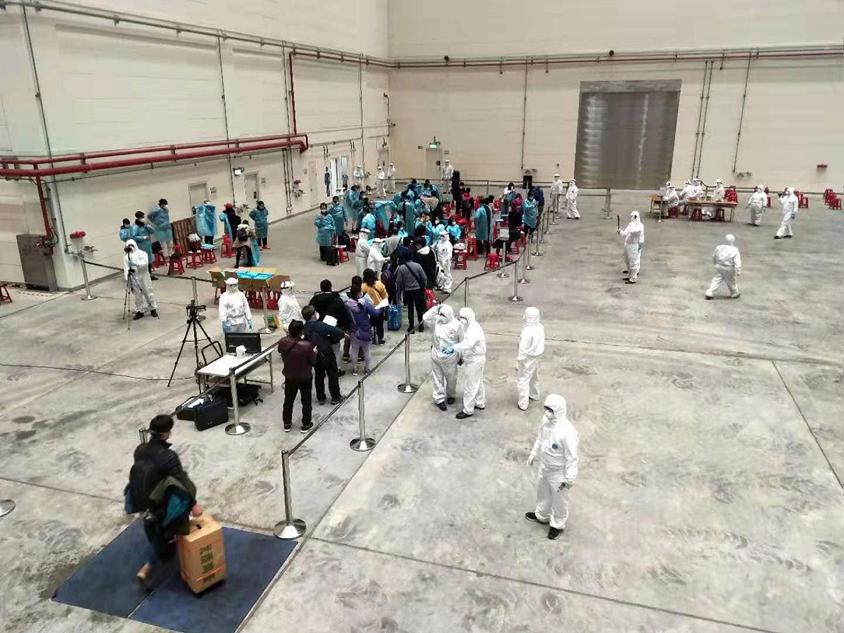 台商下飛機後，先排隊做身體檢查，現場人員嚴正以待。 圖：翻攝自爆料公社臉書社團