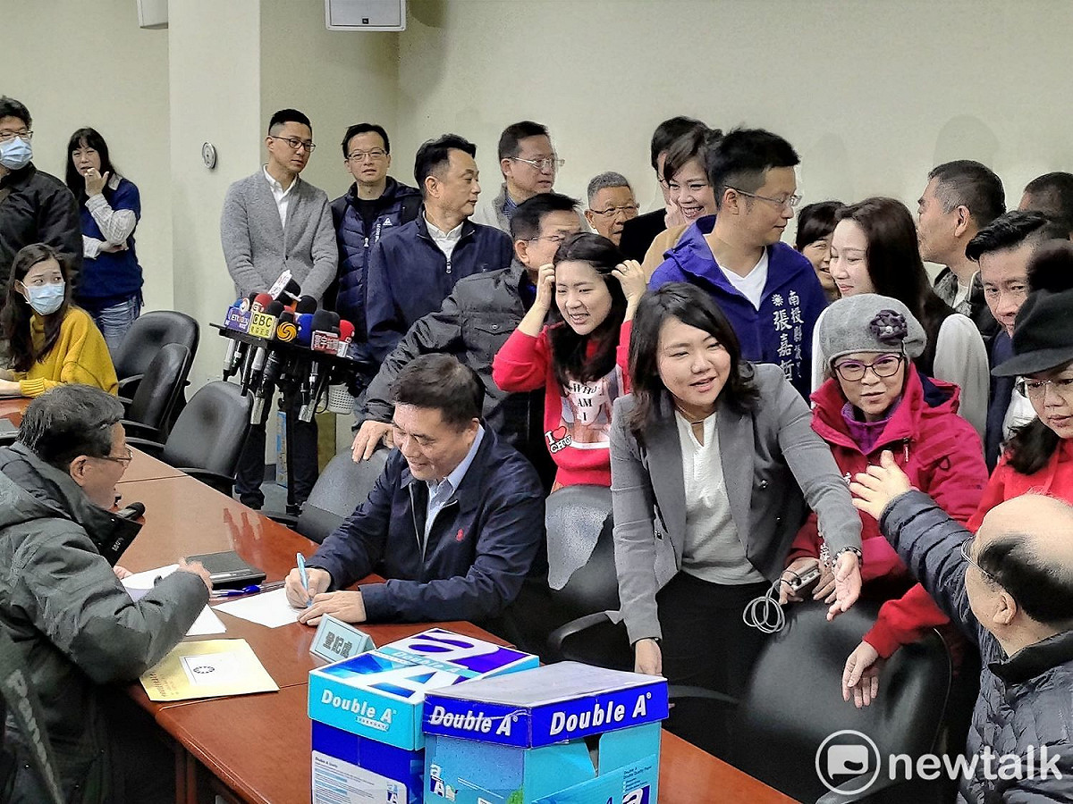 郝龍斌在眾人聲援下，登記參選國民黨主席。 圖：黃建豪/攝