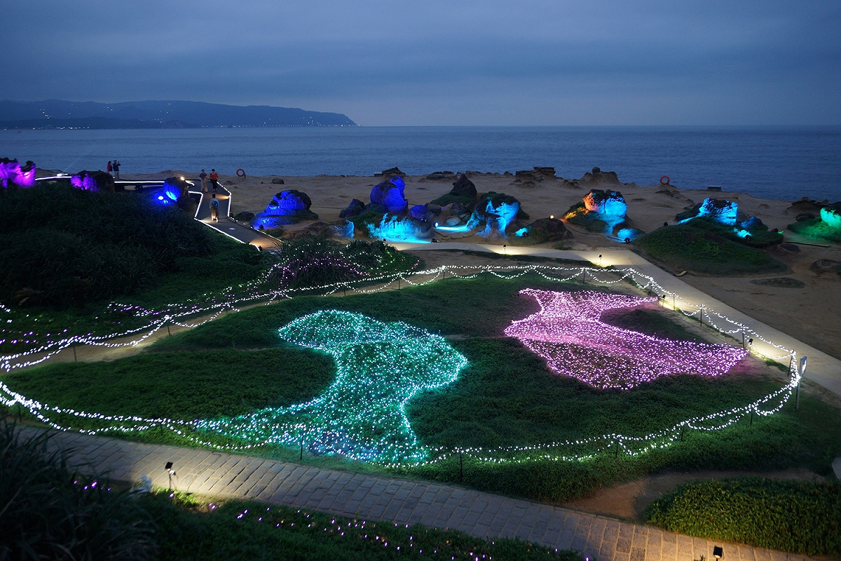 地質公園地面鋪上女王頭形狀的燈串，光雕入夜的海岸。 圖：翻攝自北觀處網站