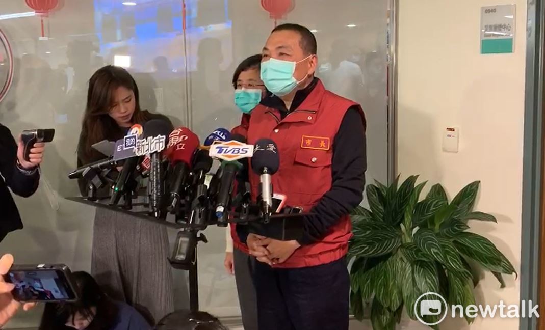 侯友宜表示，新北4個偏鄉衛生所的上班時間將配合口罩實名購買制度彈性延長。 圖：林昀真／攝