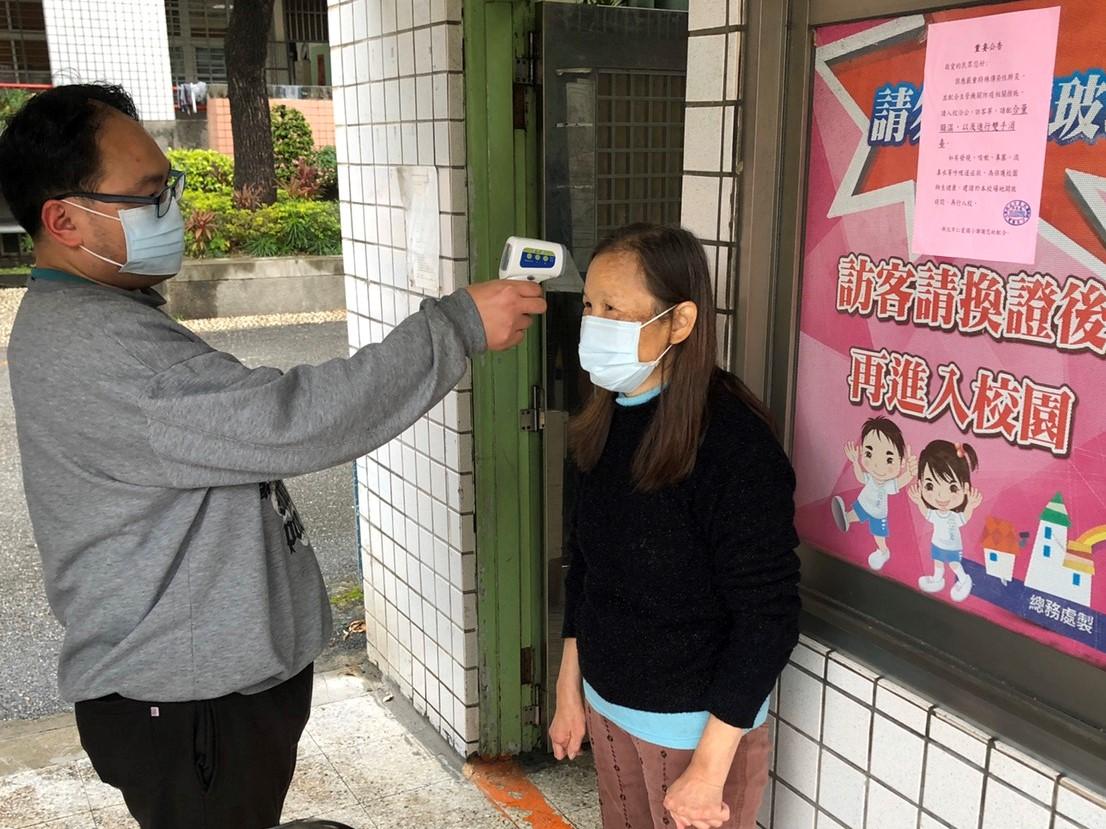 新北市落實校園防疫，入校須先量體溫。  圖：新北市教育局提供