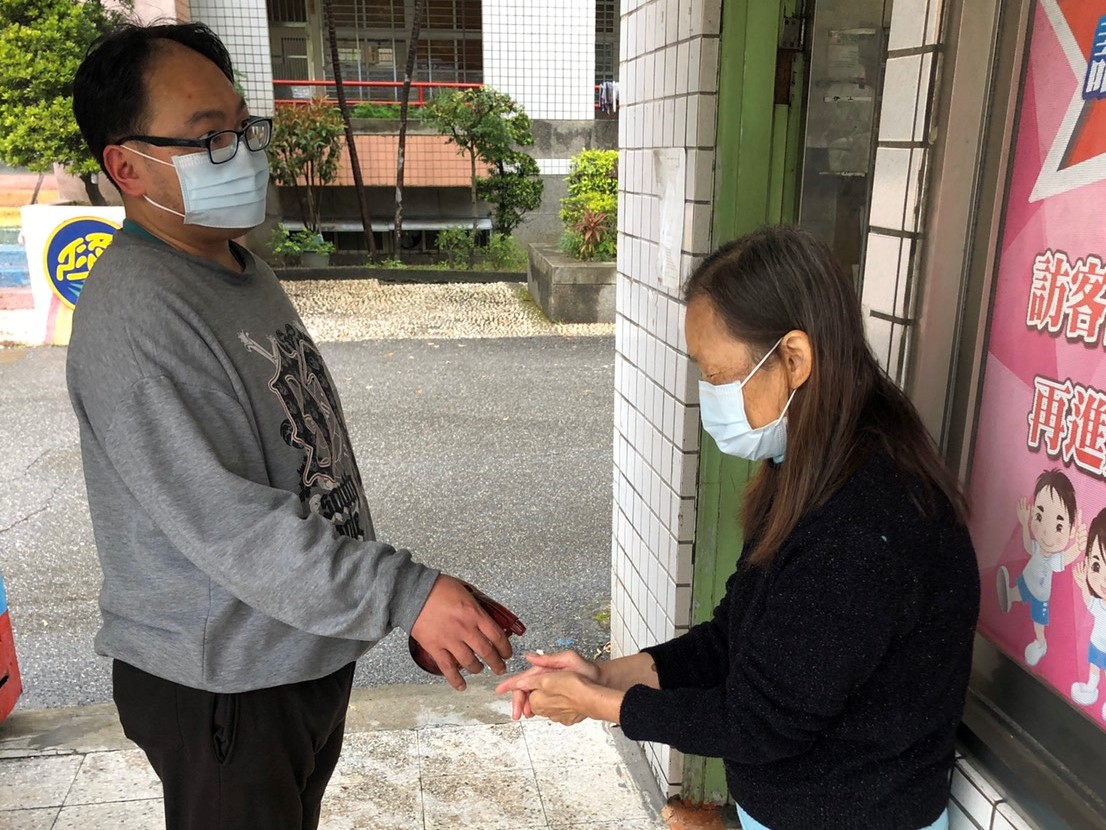 新北市落實校園防疫，入校前須先噴酒精。 圖：新北市教育局提供