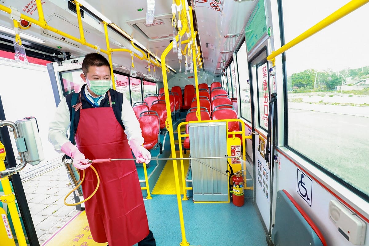 台中市政府與衛生局今（4）日推出防疫指引，要求公車業者收班後全面消毒車廂。 圖：台中市政府／提供
