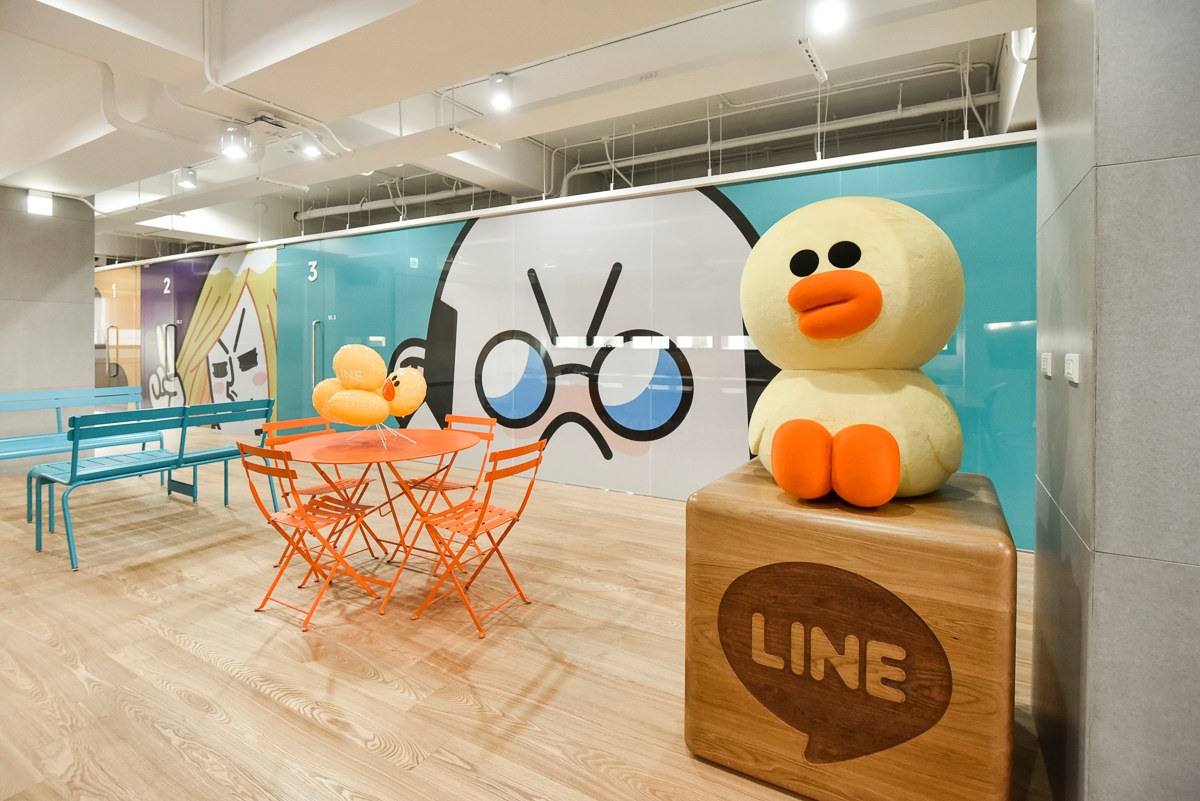 LINE宣布最新防疫措施，其中一項為開放家有高中職以下學童的員工在家工作或申請防疫照顧假。圖為LINE辦公室，示意圖。 圖：LINE／提供