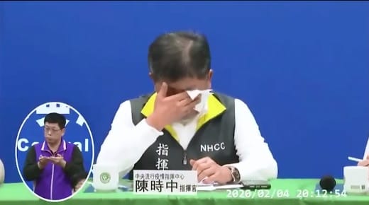 衛福部長陳時中4日晚間記者會，提到接回台商中有1武漢肺炎確診病例，一度哽咽，引起網友不捨。 圖：翻攝自只是堵藍臉書影片