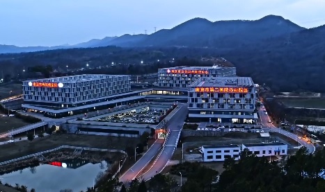 中國南京市4日晚間在官方微博發布南京版的「火神山醫院」影片，稱設立專項傳染病隔離區，可容納近千人。 圖：翻攝自中國南京市官方微博