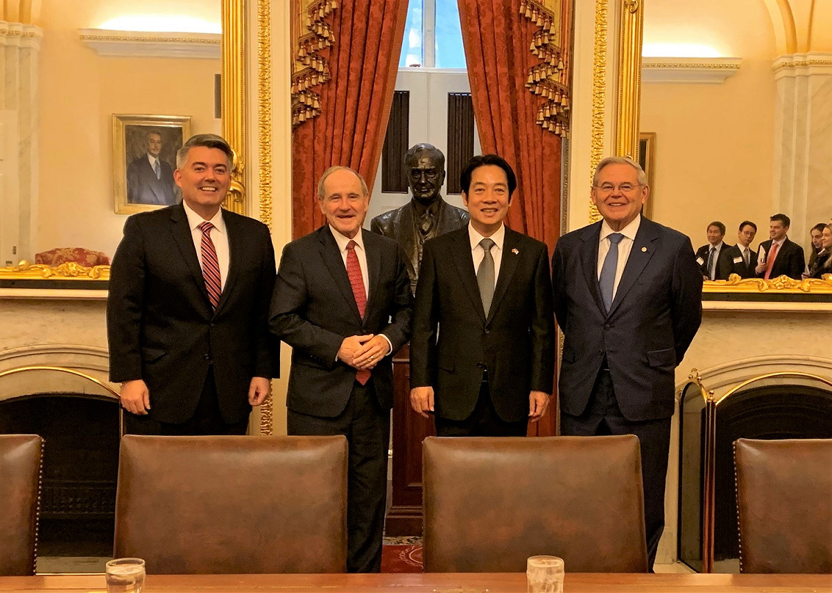 準副總統賴清德（右二）4日會晤美國參議院外交委員會主席里契（左二）、首席議員梅南德茲（右）與參院外委會亞太小組主席賈德納，獲熱烈歡迎。 圖：翻攝自美國參議院外交委員會