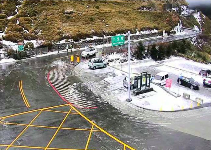 今（5）日清晨冷氣團發威加上水氣足夠，合歡山飄下雪 圖：擷取自合歡山即時影響監測器