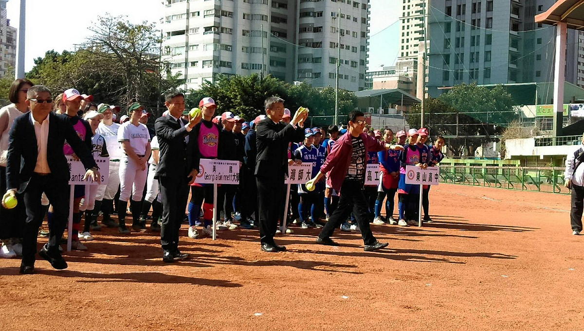蔡其昌等人為女壘賽開球。 圖：蔡其昌辦公室／提供