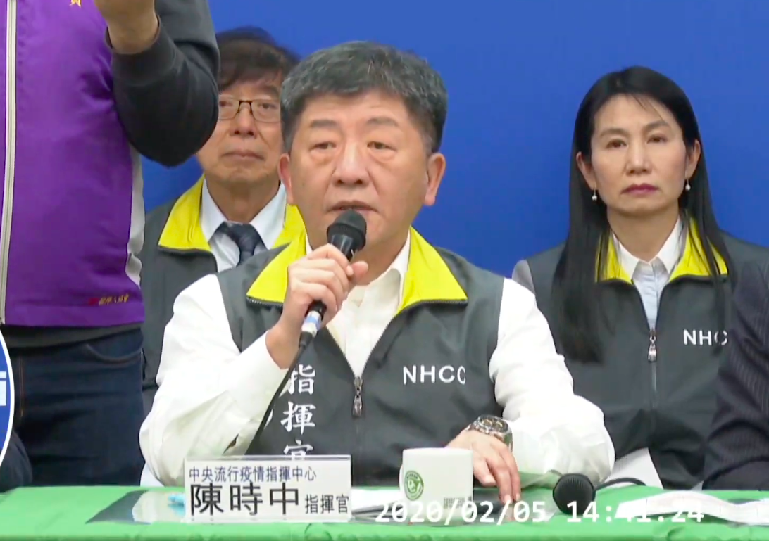 中央流行疫情指揮中心指揮官陳時中今（5）日表示，中國已全數淪為疫區，凡是有中港澳旅遊史的旅客，回台都要做居家檢疫14天 圖：擷取自疾管署直播畫面