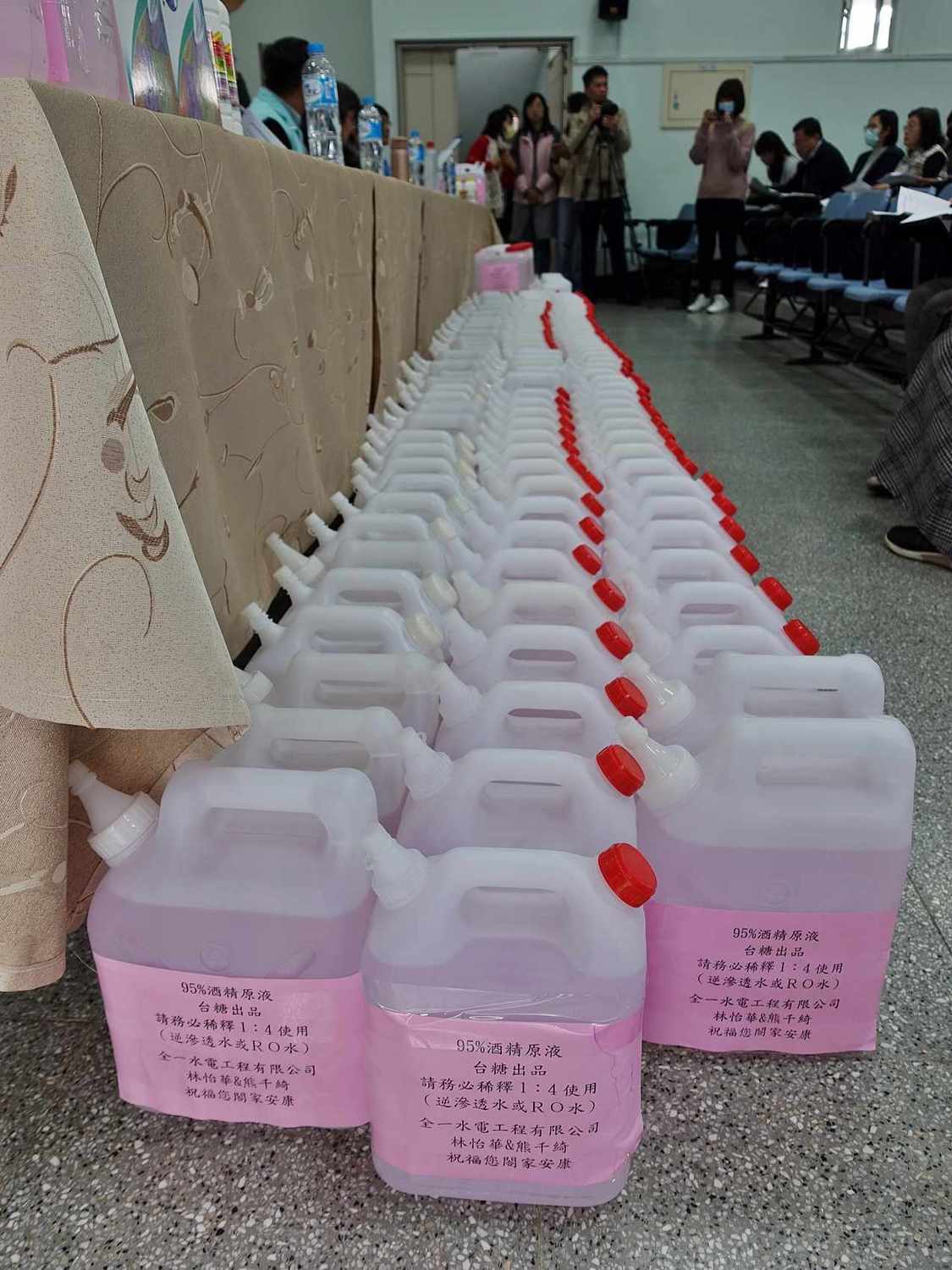 愛心家長林怡華、熊千綺捐贈200瓶酒精，每瓶5公升，共1000公升。 圖：嘉義市政府/提供