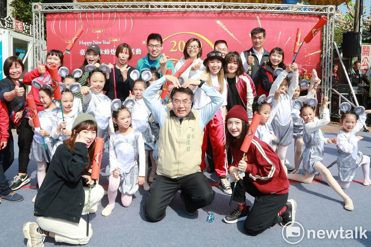 台南鹽水蜂炮活動將於2月8日元宵節隆重登場，台南市長黃偉哲等人邀請國內外朋友元宵節一定要來鹽水體驗精彩刺激的蜂炮轟炸快感。 圖：黃博郎／攝