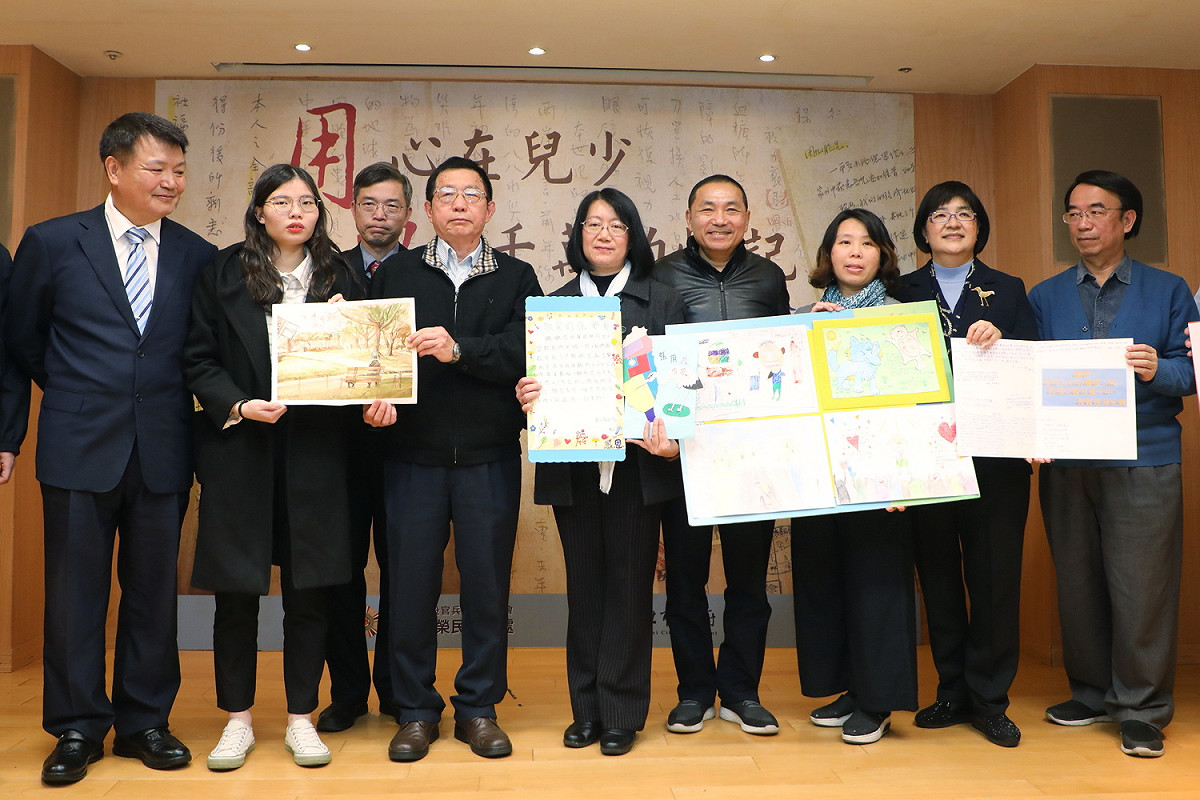 受贈單位以畫卡向張用九老先生致謝。 圖：新北市政府提供