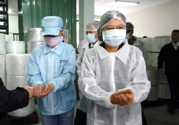 總統蔡英文5日視察台灣康匠公司，第一線了解最近一段時間台灣口罩生產狀況及後備軍人支援情況。 圖：翻攝蔡英文臉書