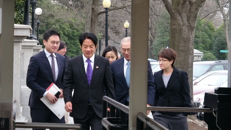 副總統當選人賴清德（左二）在訪團顧問蕭美琴（右一）、駐美代表高碩泰（右二）與駐美代表處政治組組長趙怡翔（左一）等人陪同下拜會白宮國安會。 圖：中央社提供