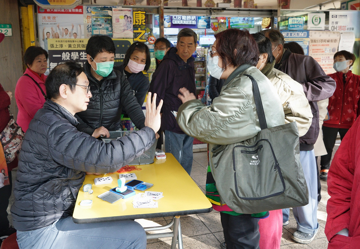 由於藥局回暫時保管健保卡到下午領取醫療口罩，但一位媽媽今要到醫院看病，因而無法用這種方式買口罩。 圖：張良一/攝