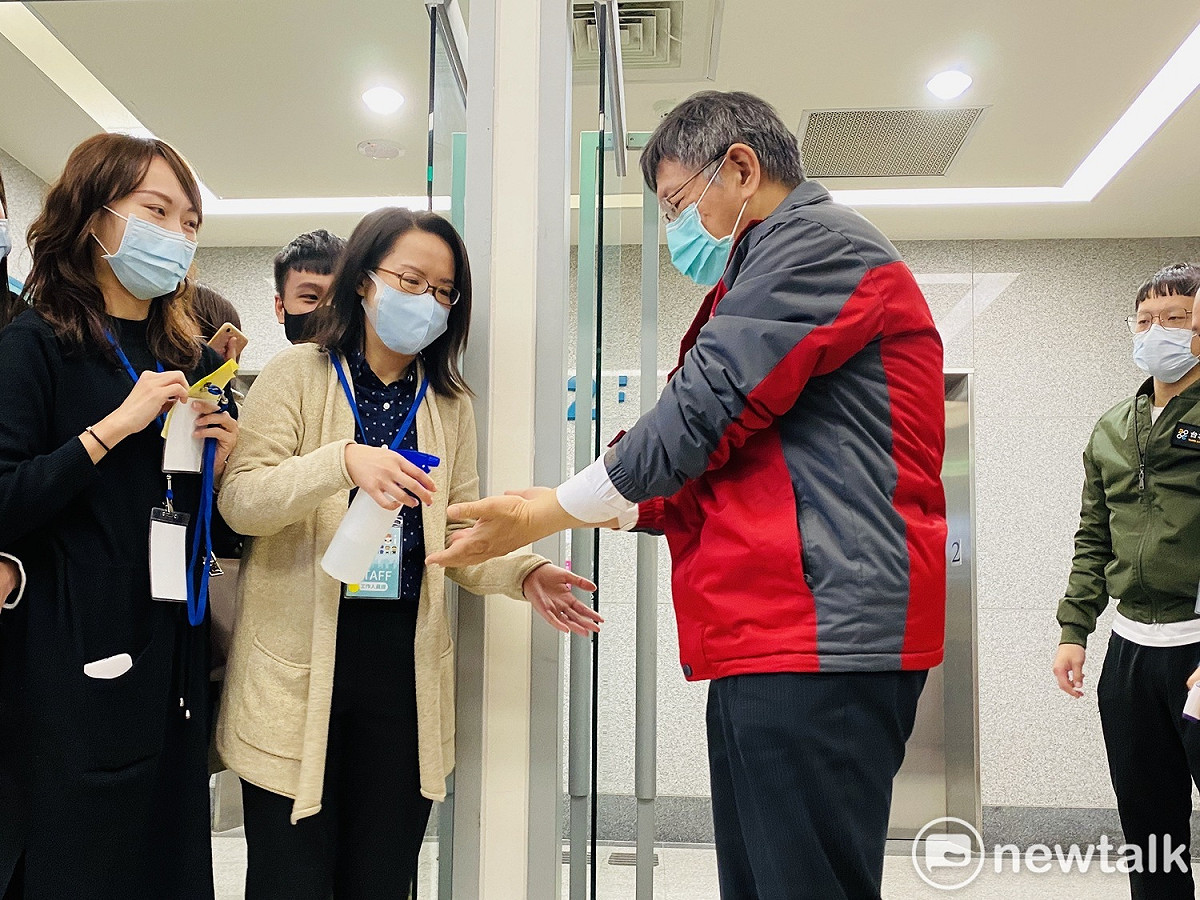 台北市長柯文哲出席活動前，接受工作人員噴灑酒精消毒。 圖：周煊惠 ／攝