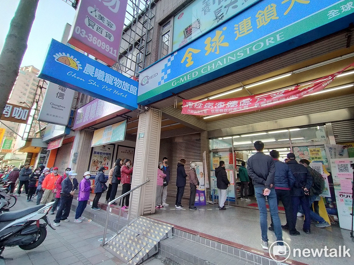 健保特約藥局門口全是等著購買口罩的民眾。示意圖。 圖：林昀真／攝（資料照）