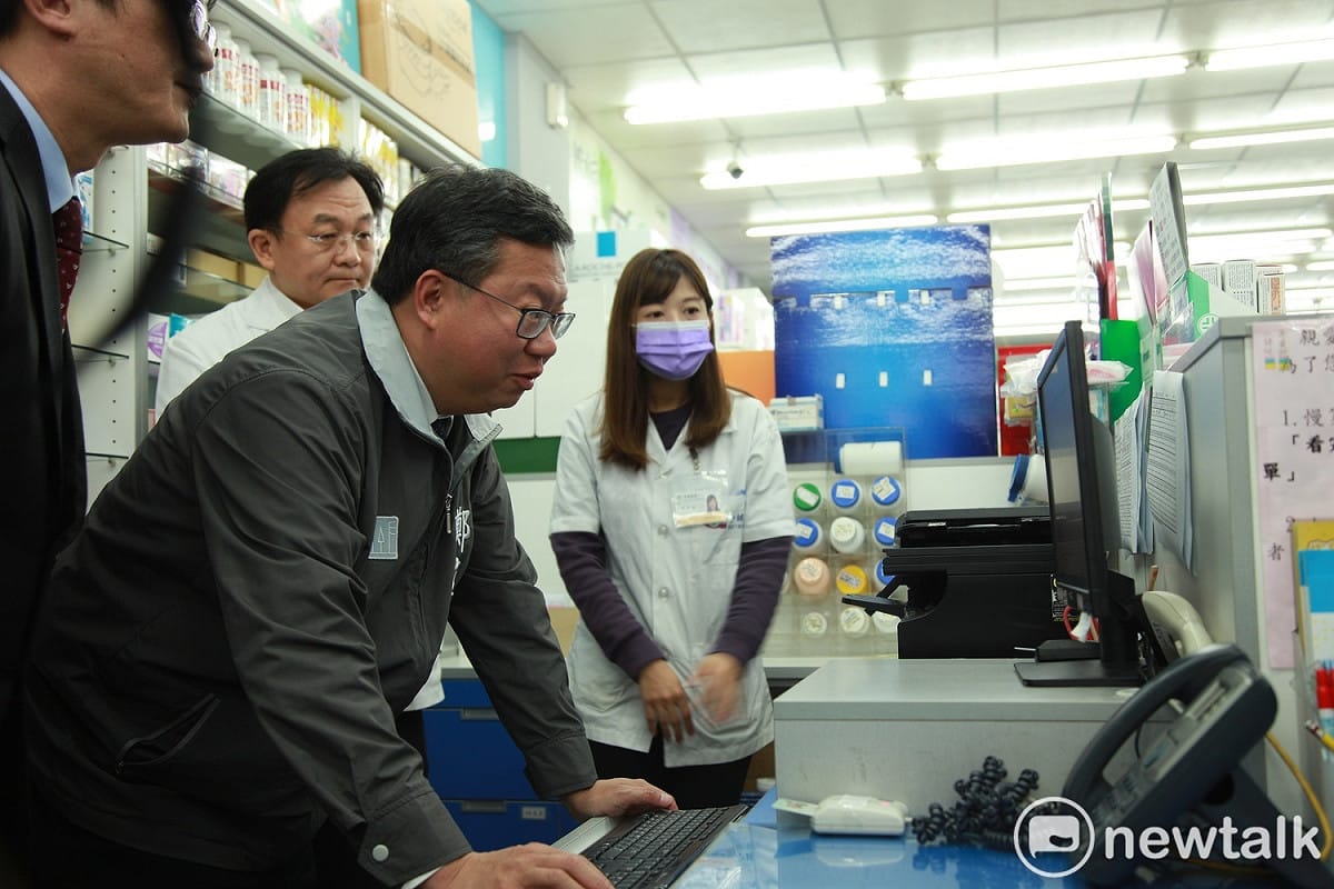 桃園市長鄭文燦實測健保卡連線速度，每卡約１分多鐘就完成購買程序。 圖：林昀真／攝