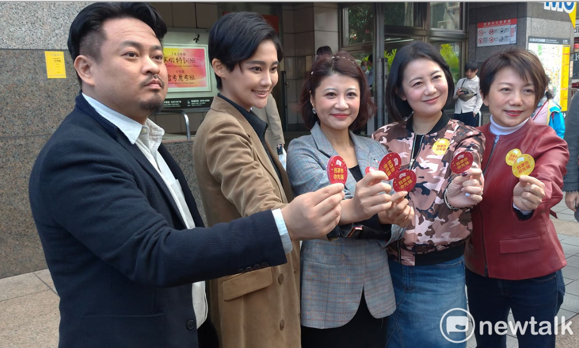 林楚茵與吳思瑤、洪申翰、賴品妤、范雲在台北車站舉辦「我罩你 你先領」活動，現場發放100張「我罩你 你先領」貼紙。 圖：陳佩君／攝