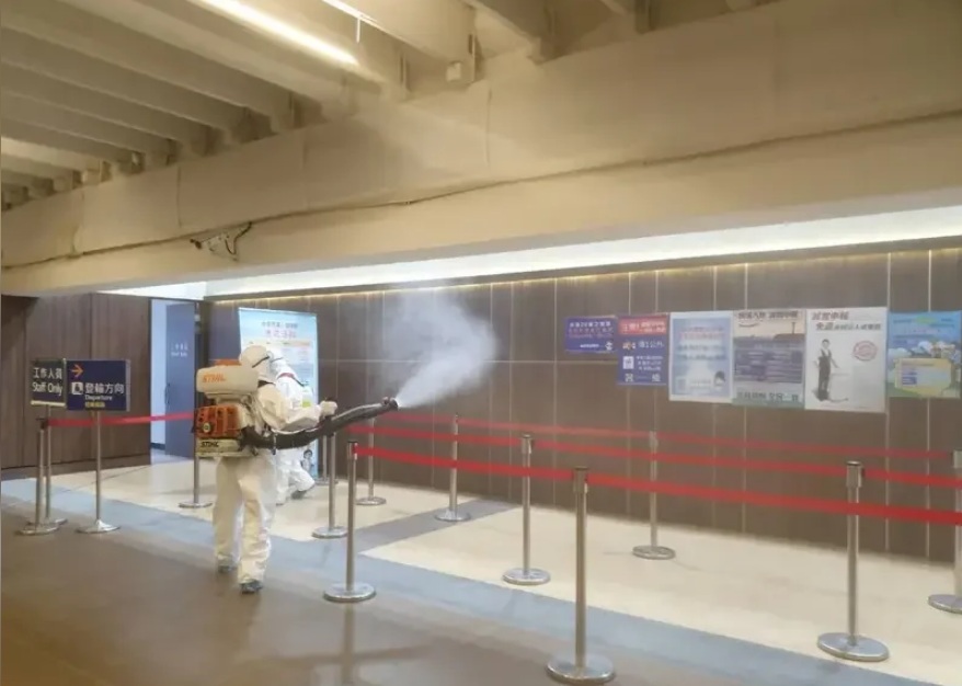 因應「鑽石公主號」郵輪被驗出20人「武漢肺炎」確診，基隆港務分公司今天進行東岸港口大樓大消毒。 圖：基隆港務分公司提供