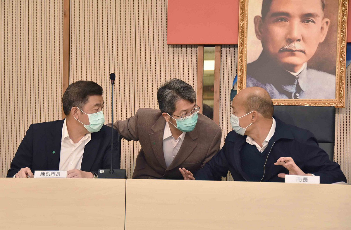 韓國瑜(右) 與相關人員討論紓困計畫內容。 圖：高雄市政府/提供