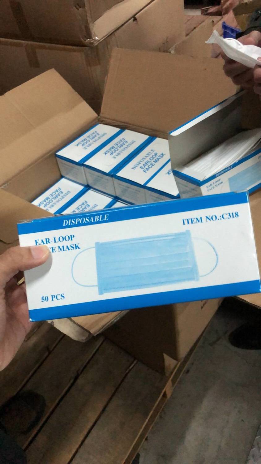 業者宣稱口罩自大陸進口，但無法提出醫療器材輸入許可證明。 圖：桃園市調處／提供
