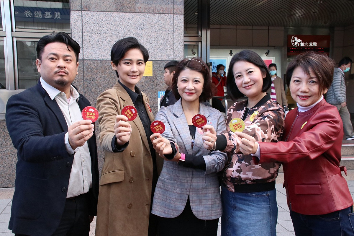 民進黨立委林楚茵、吳思瑤、賴品妤、范雲、洪申翰等人上午於台北車站舉辦「我罩你‧你先領」活動。 圖：林楚茵辦公室 / 提供