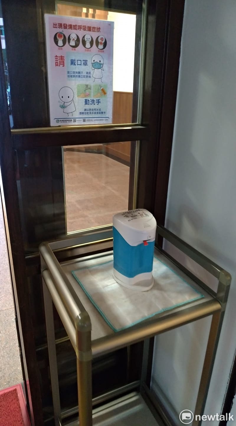 立法院出入口都有備有酒精讓助理、委員、職員消毒。 圖:陳佩君/攝