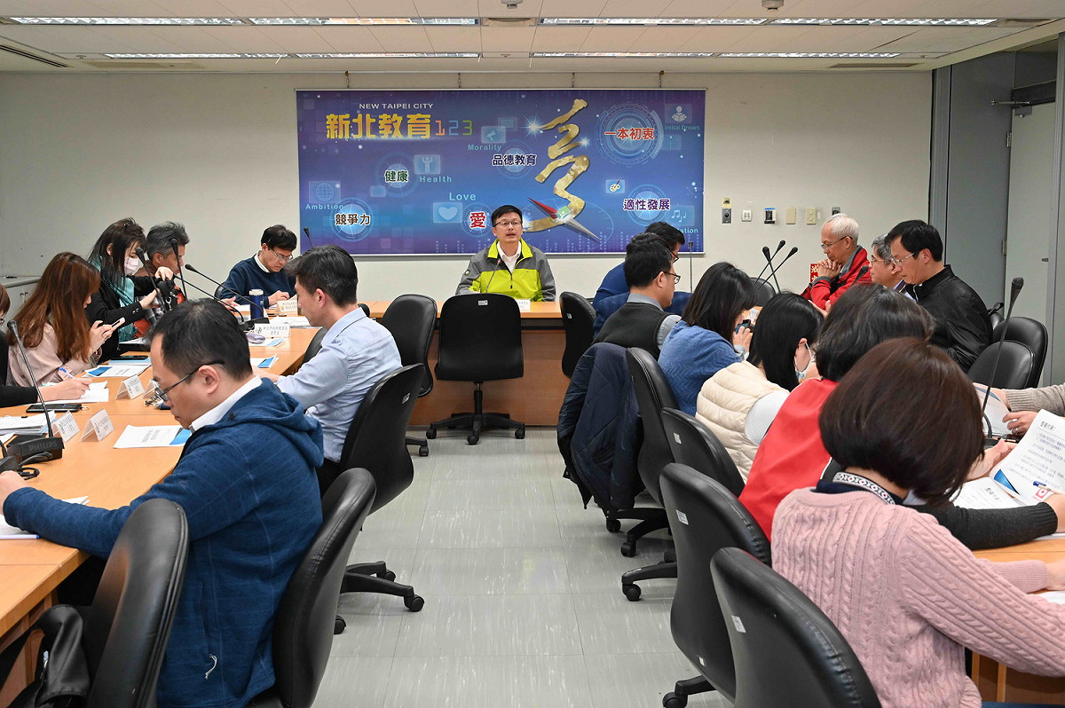 新北市教育局今 (6)日率先成立教育體系防疫應變小組，由教育局長張明文主持，邀集校長、教師及家長代表共組防疫團隊。 圖：新北市教育局提供